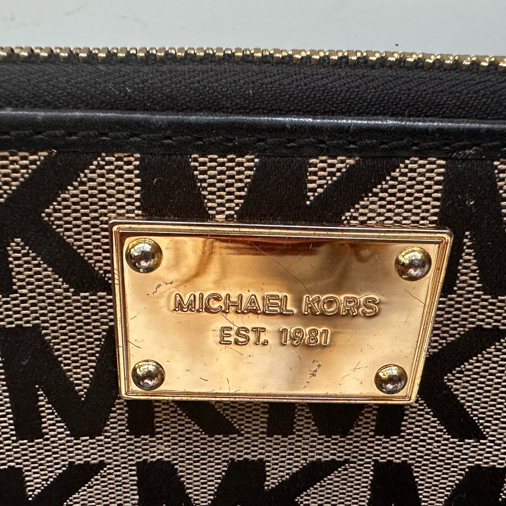 Michael Kors East West Signature Wallet - Picture 10 of 11